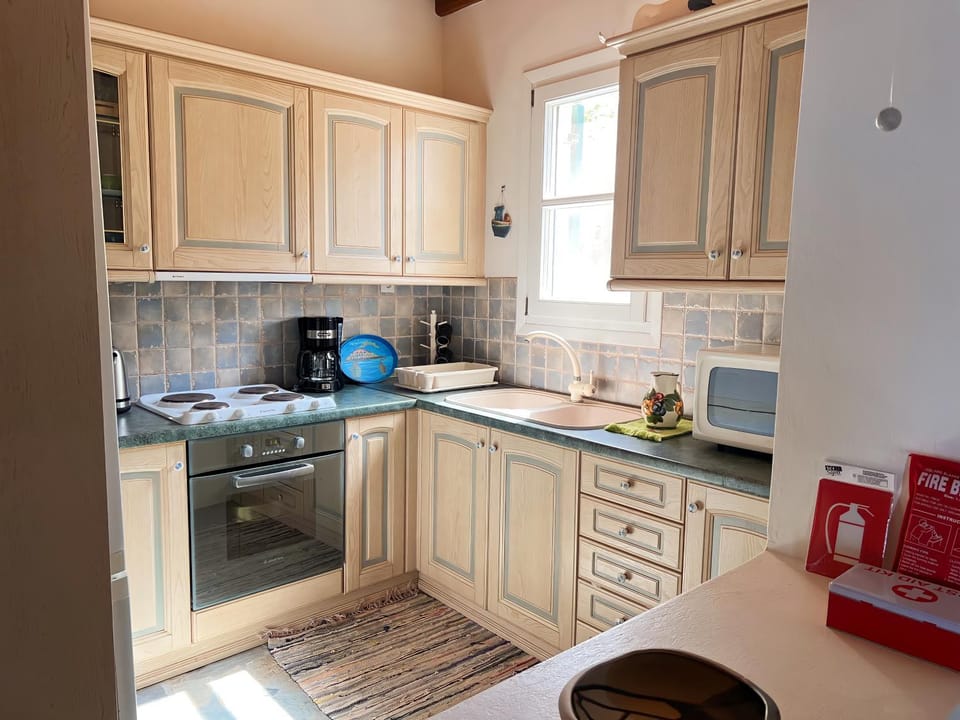 Kitchen or kitchenette, dishwasher