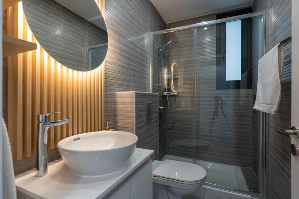 Shower, Toilet, Bathroom, towels