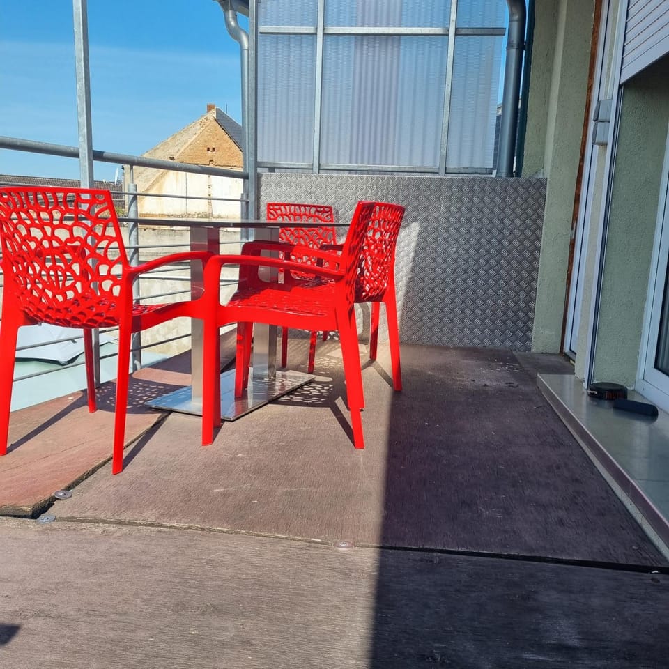 Patio, Day, Balcony/Terrace, Dining area