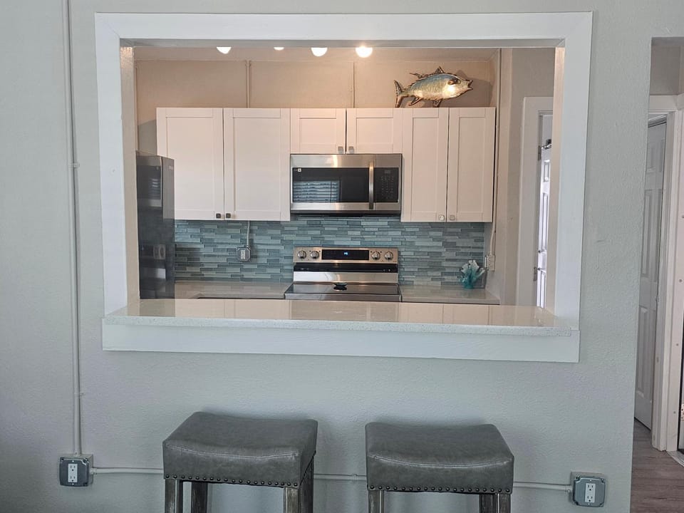 1 Bedroom Block off the beach -4 Apartment in Madeira Beach