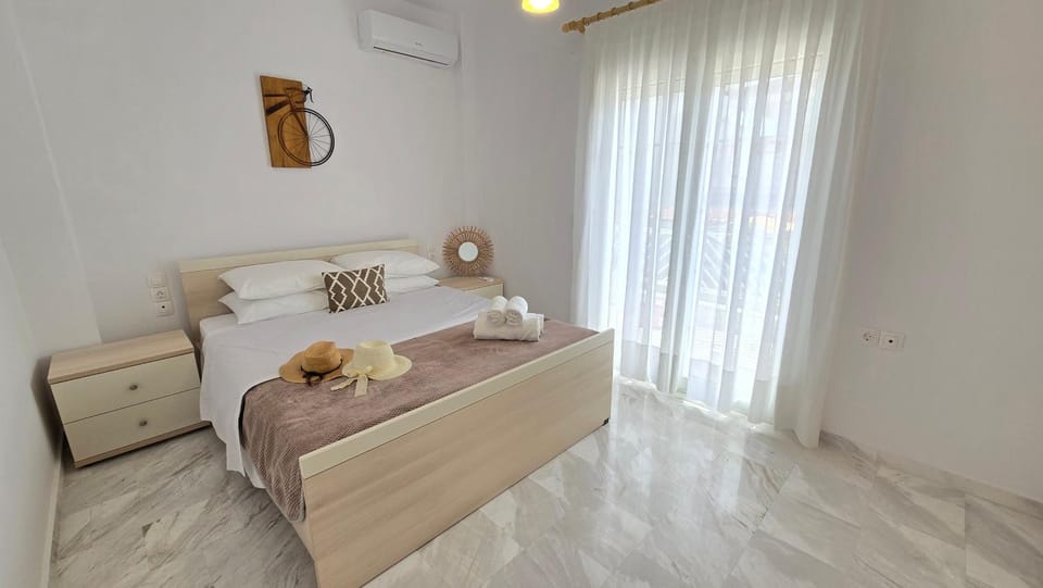 Bed, Photo of the whole room, Bedroom, towels, air conditioner