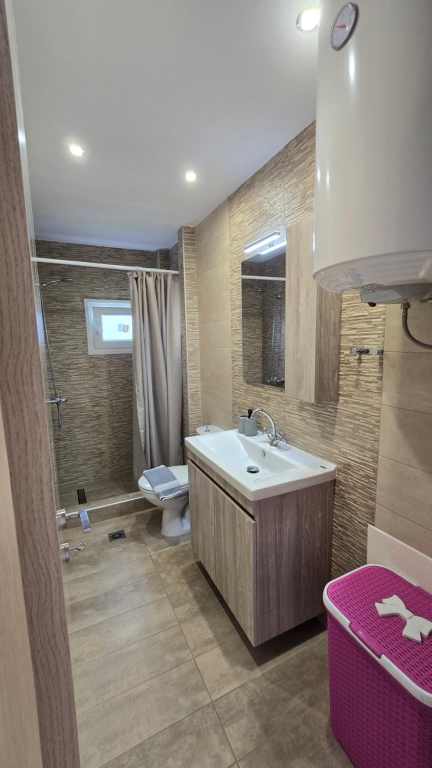 Shower, Toilet, Bathroom, towels