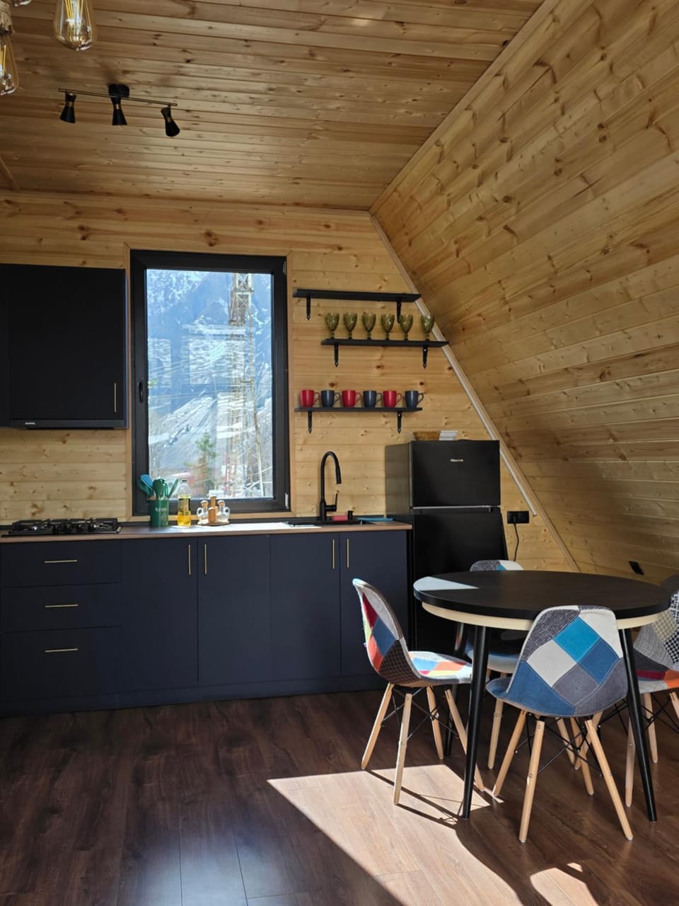 TV and multimedia, Kitchen or kitchenette, Living room, Seating area, Dining area