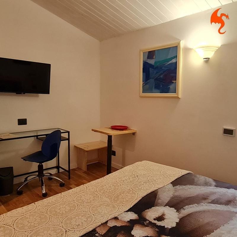 Bed, TV and multimedia, Seating area, Bedroom