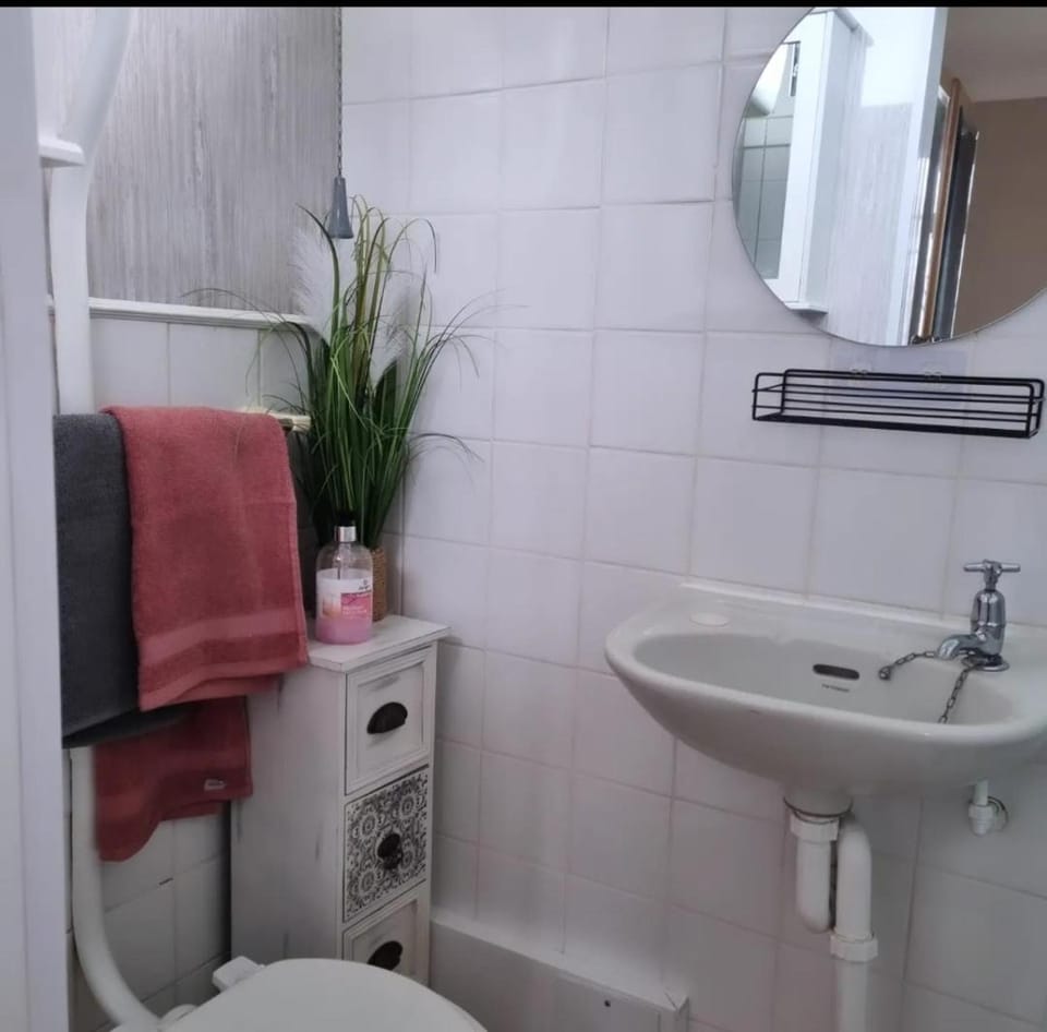 Toilet, Bathroom, towels