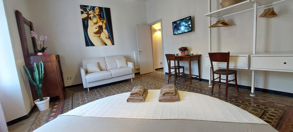 Bed, TV and multimedia, Photo of the whole room, Bedroom, towels