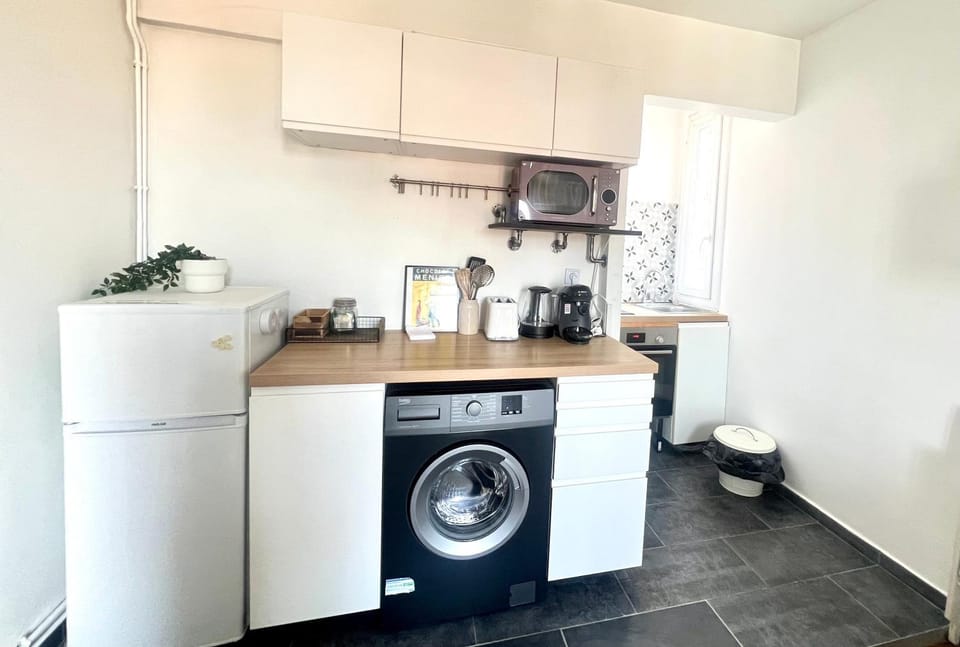 Coffee/tea facilities, Kitchen or kitchenette, stove, toaster, washing machine