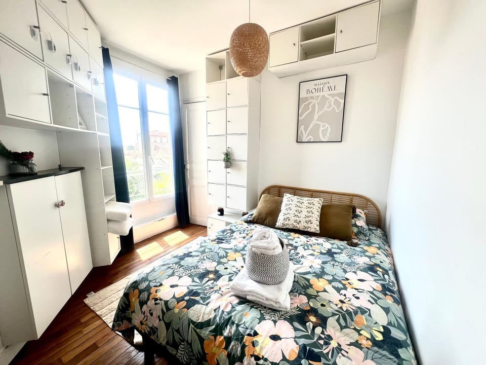Bed, Bedroom, towels
