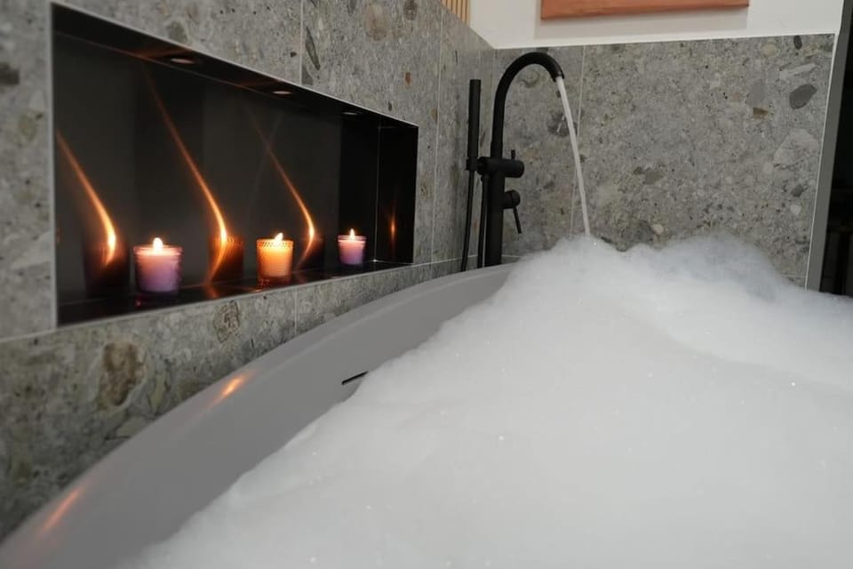 Suite mit Badewanne, Kamin und Parkplatz Apartment in Graz