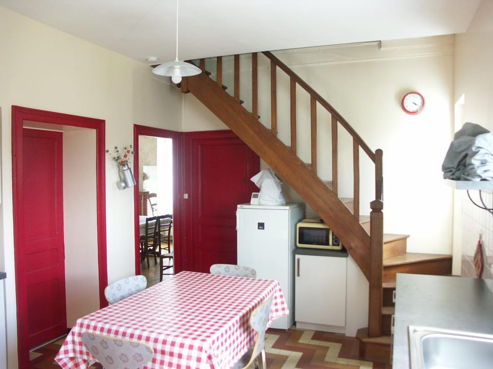 Kitchen or kitchenette, oven, stove