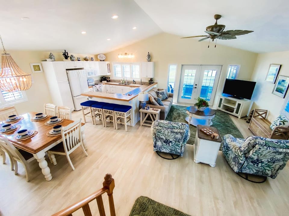 Teal Tidez Ocean View Luxury Home w Crows Nest House in Garden City