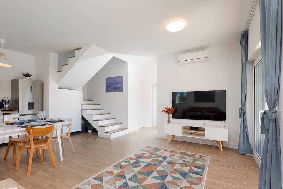 Communal lounge/ TV room, TV and multimedia, Living room, Dining area, air conditioner