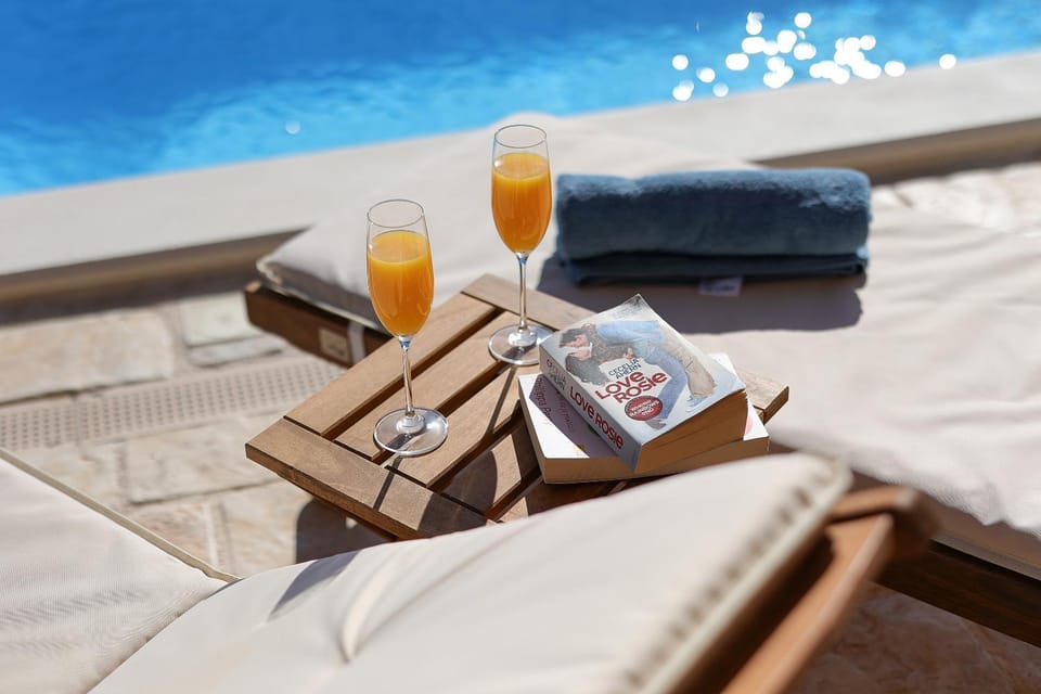 Patio, Swimming pool, sunbed