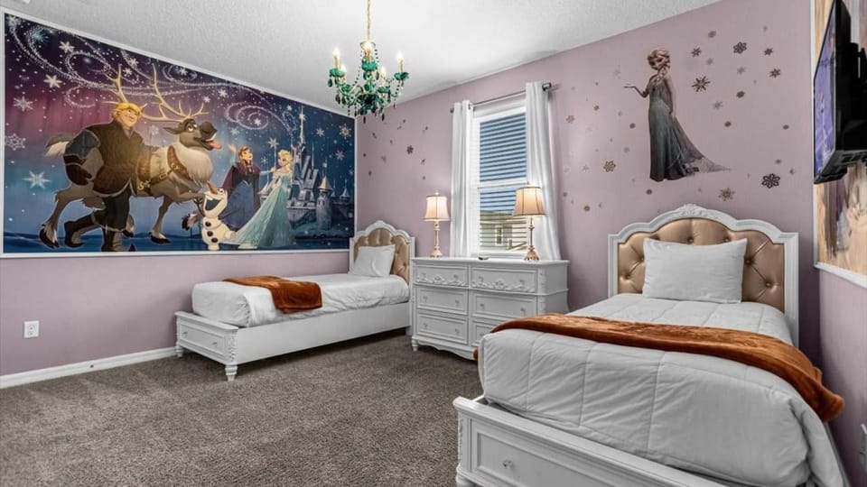 Celebrate Summer - 7BR Home with Private Pool! House in Four Corners