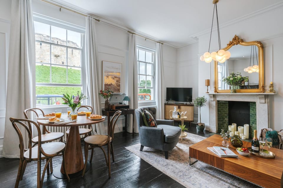 Living room, Dining area