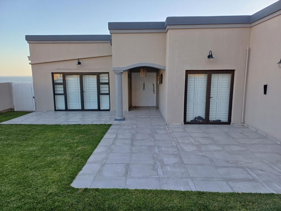 Property building, Facade/entrance, Garden, Garden view