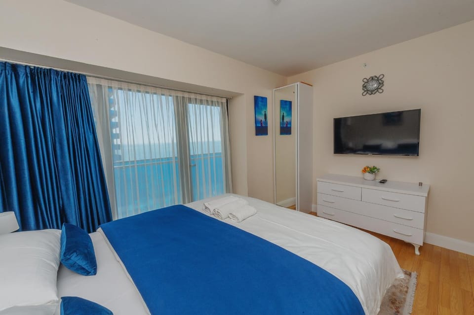 Communal lounge/ TV room, Bed, TV and multimedia, Photo of the whole room, Evening entertainment, Bedroom, Pool view, Swimming pool