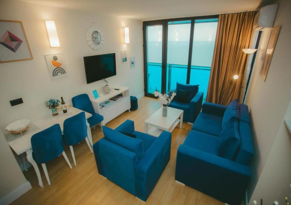 Communal lounge/ TV room, Bed, TV and multimedia, Living room, Photo of the whole room, Seating area, Evening entertainment, Bedroom