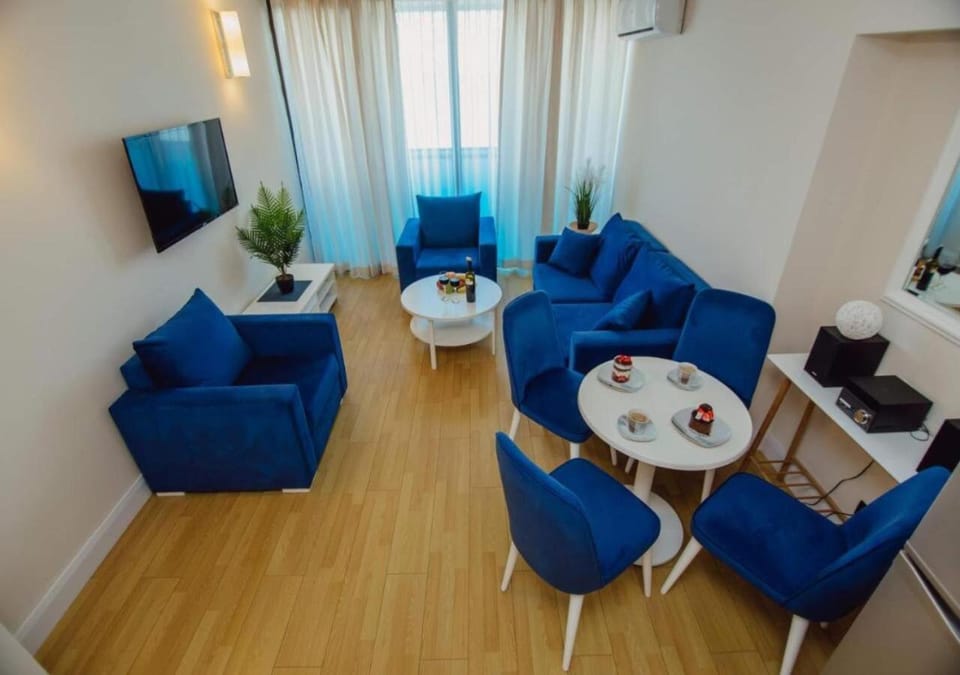 Communal lounge/ TV room, TV and multimedia, Living room, Seating area, Evening entertainment