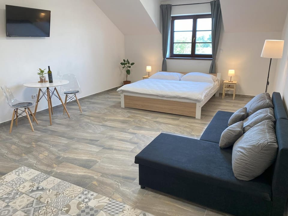 Bed, TV and multimedia, Photo of the whole room, Seating area, Bedroom