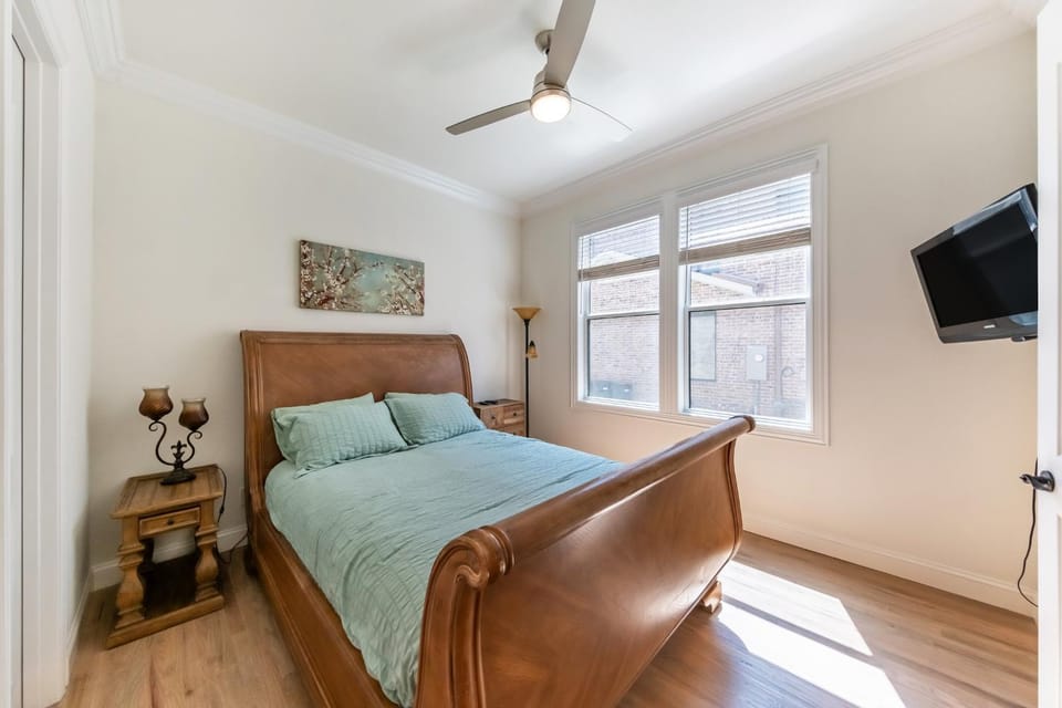 Bed, TV and multimedia, Bedroom