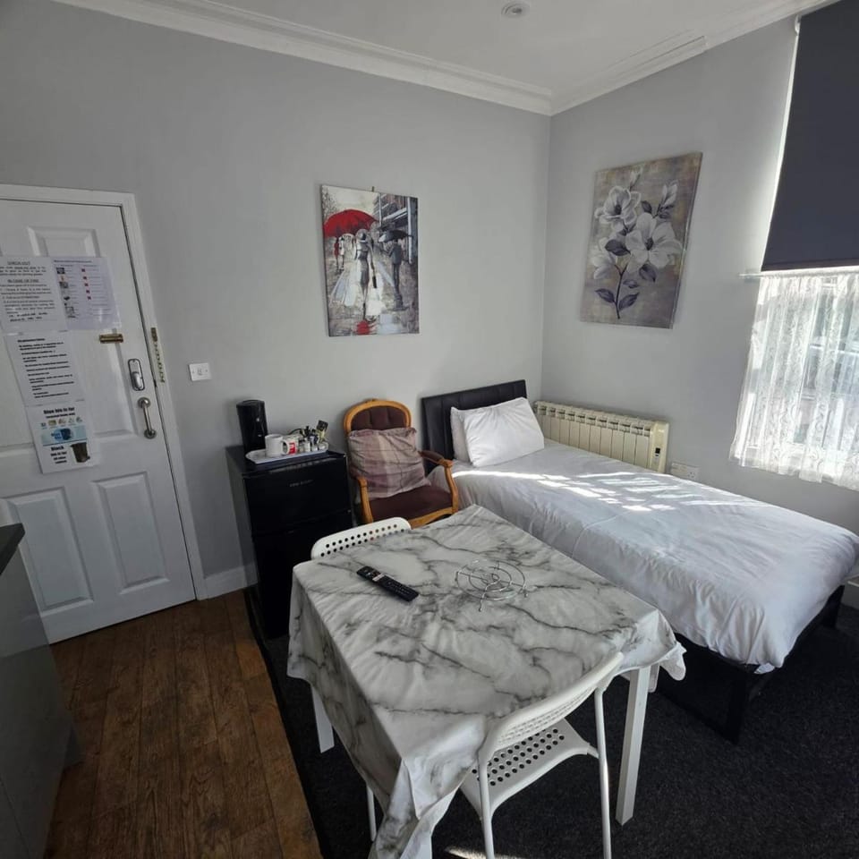 Budget ground floor studio with parking S1 Apartment in Norwich