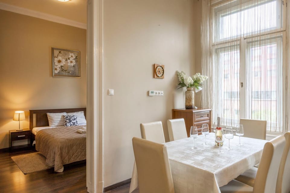 Bed, Photo of the whole room, Seating area, Dining area, Bedroom