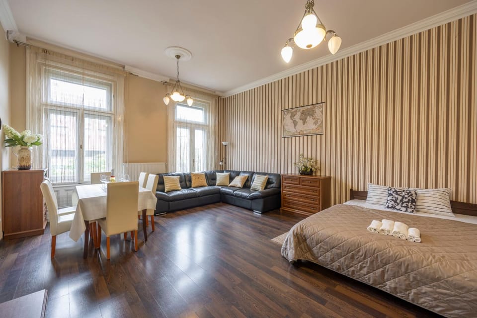 Bed, Living room, Photo of the whole room, Seating area, Bedroom