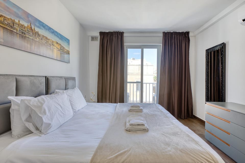 Spinola Seafront Deluxe Apartment in Saint Julians