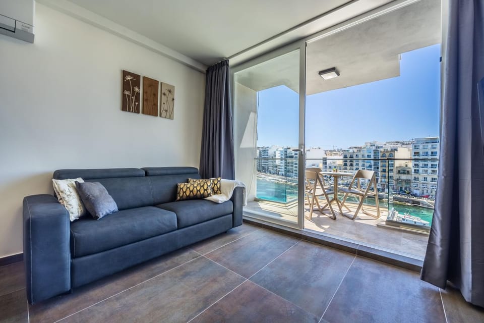 Spinola Seafront Deluxe Apartment in Saint Julians
