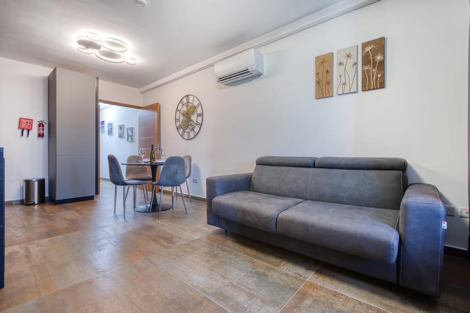 Spinola Seafront Deluxe Apartment in Saint Julians