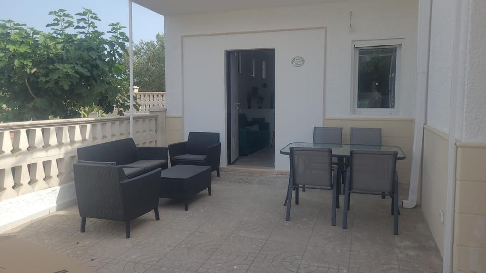 Property building, Seating area, Dining area