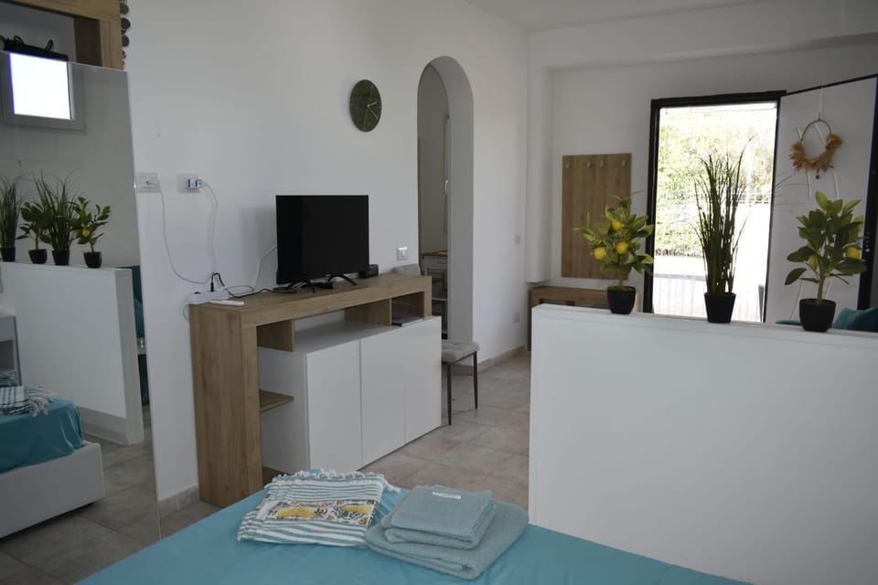 Bed, TV and multimedia, Photo of the whole room, Bedroom, towels