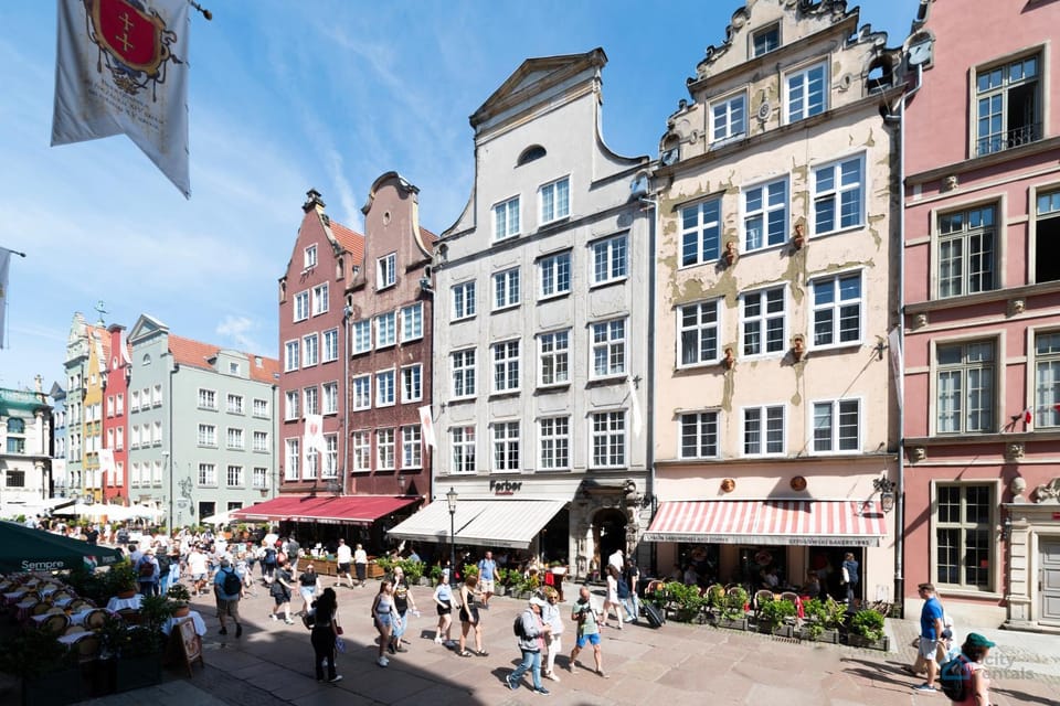 Property building, Nearby landmark, Day, People, Neighbourhood, City view, Street view, Location, group of guests