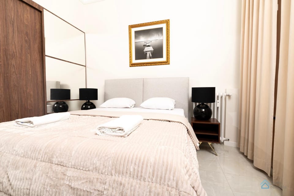 Bed, TV and multimedia, Photo of the whole room, Bedroom, towels, wardrobe