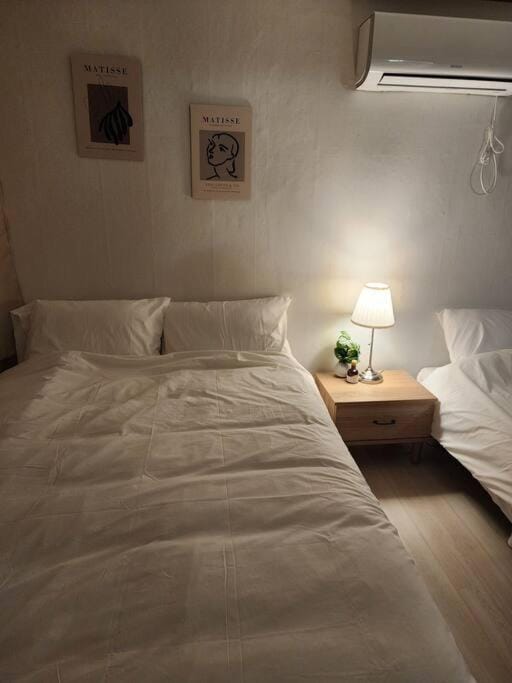 Bed, Photo of the whole room, Bedroom, air conditioner