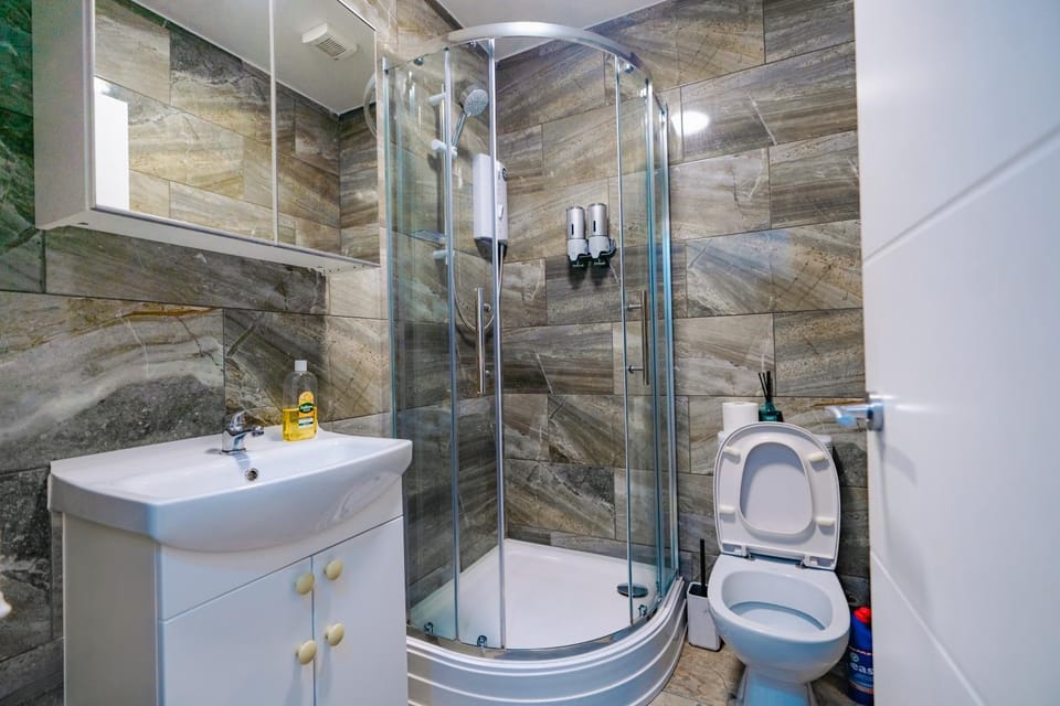 Shower, Toilet, Bathroom, towels