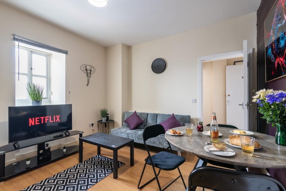 TV and multimedia, Living room, Seating area, Dining area, Food