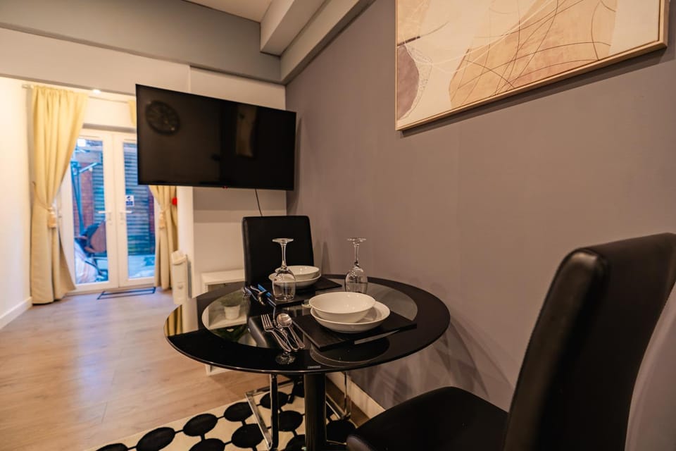 TV and multimedia, Seating area, Dining area