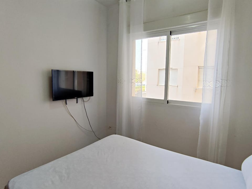 Bed, TV and multimedia, Photo of the whole room, Bedroom