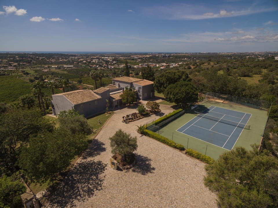 Garden, Tennis court