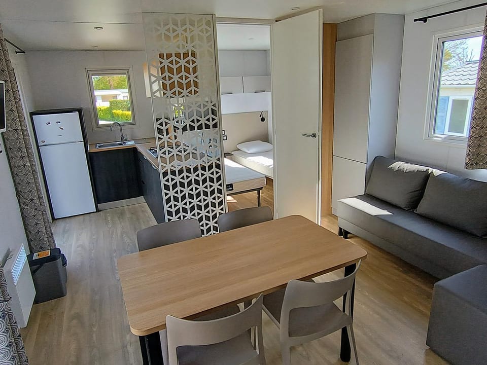 TV and multimedia, Coffee/tea facilities, Kitchen or kitchenette, Living room, Seating area, Dining area, stove