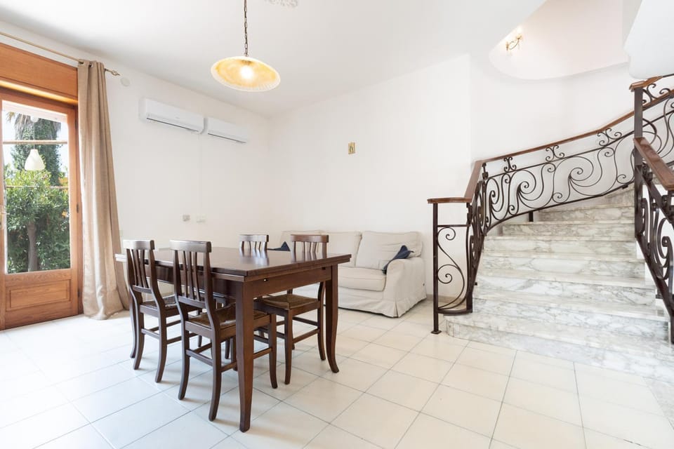 Living room, Seating area, Dining area, air conditioner