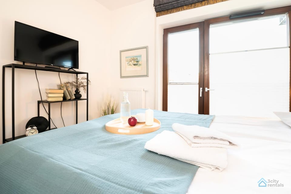 Bed, TV and multimedia, Photo of the whole room, Bedroom, towels