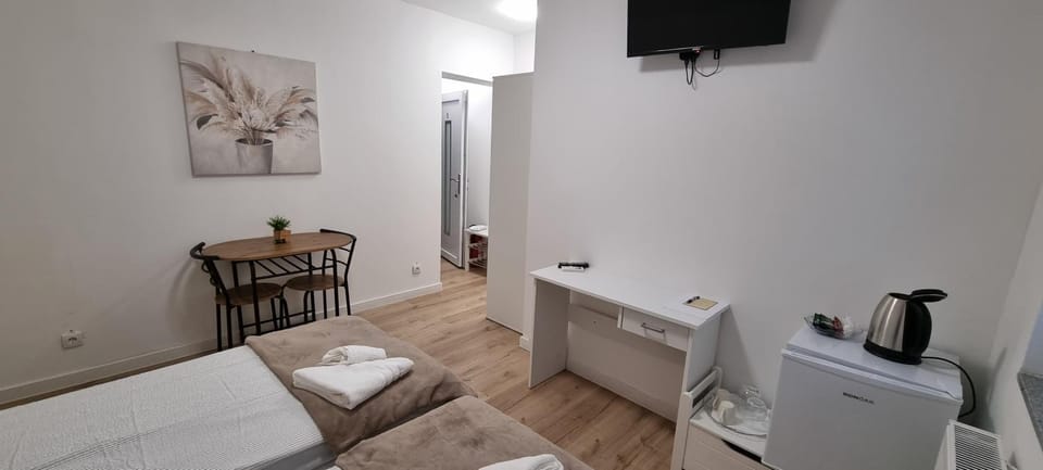 Bed, TV and multimedia, Living room, Photo of the whole room, Seating area, Bedroom, towels