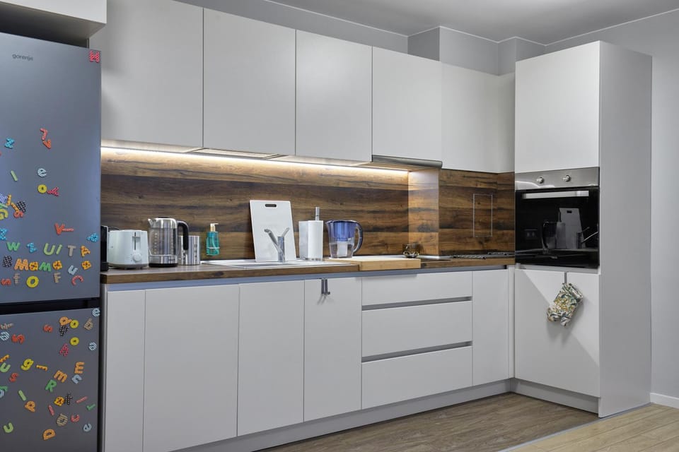 Coffee/tea facilities, Kitchen or kitchenette, oven, stove