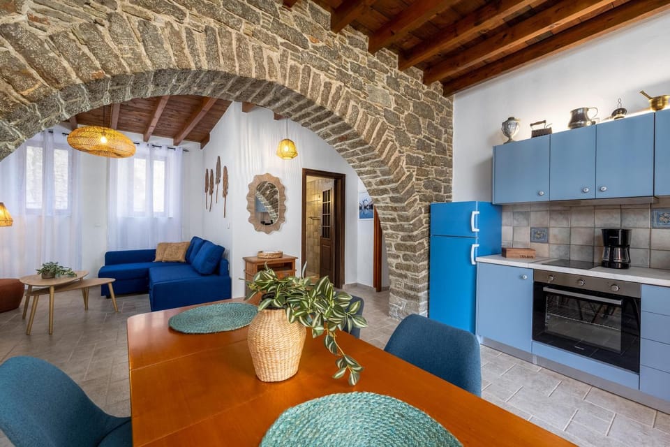 Kitchen or kitchenette, Living room, Seating area, stove