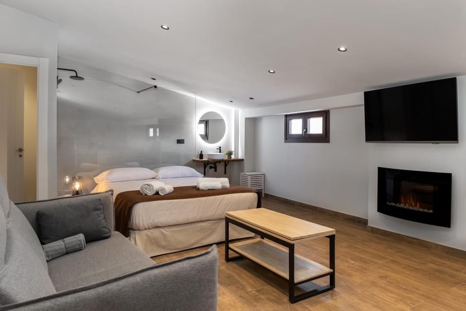 Bed, TV and multimedia, Photo of the whole room, Bedroom
