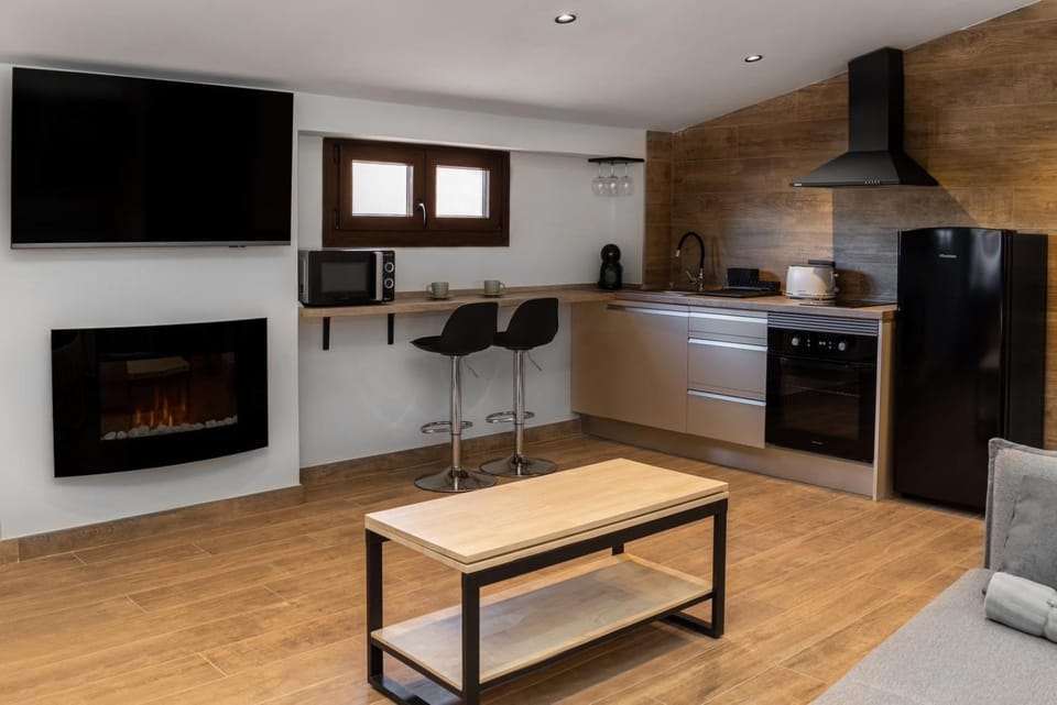 TV and multimedia, Kitchen or kitchenette, Dining area, oven, stove