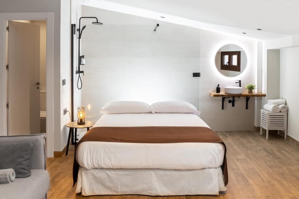 Bed, Photo of the whole room, towels